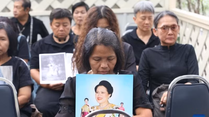 Người dân Thái Lan tưởng niệm Hoàng Thái hậu Sirikit tại Bệnh viện tưởng niệm Nhà vua Chulalongkorn ở Bangkok, Thái Lan, ngày 26/10/2025. (Ảnh: Xinhua)