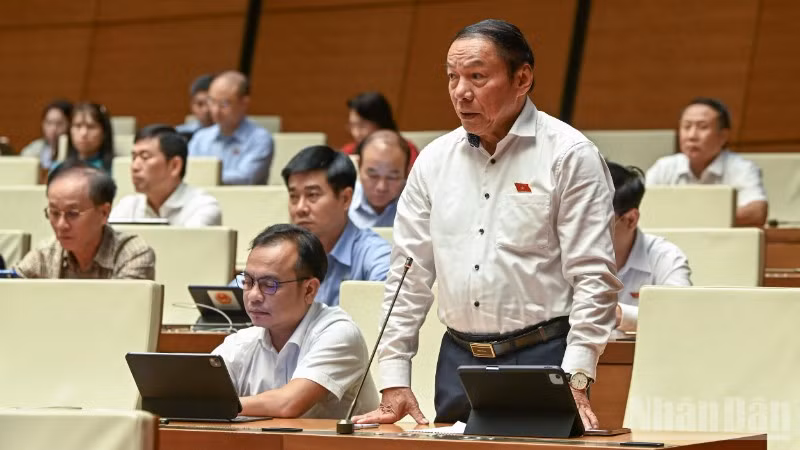 Bộ trưởng Văn hóa, Thể thao và Du lịch Nguyễn Văn Hùng phát biểu tại phiên họp. (Ảnh: DUY LINH)