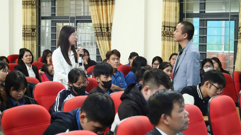 Chuyên gia hướng dẫn, giải đáp thắc mắc về khởi nghiệp cho thanh niên. (Ảnh: BTC)