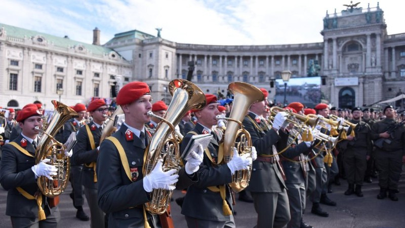Quân nhạc biểu diễn trong lễ kỷ niệm Quốc khánh Áo tại Vienna, Áo, ngày 26/10/2023. (Ảnh: Xinhua)