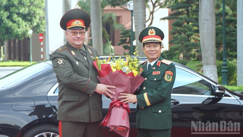 Đại tướng Nguyễn Tân Cương chủ trì lễ đón Tổng Tham mưu trưởng các Lực lượng vũ trang Belarus. (Ảnh: TRUNG HƯNG)