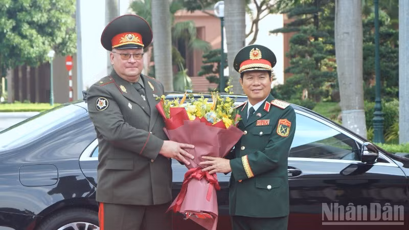 Đại tướng Nguyễn Tân Cương chủ trì lễ đón Tổng Tham mưu trưởng các Lực lượng vũ trang Belarus. (Ảnh: TRUNG HƯNG)