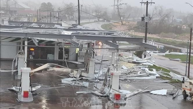 Một trạm xăng bị hư hại do bão Melissa tại Montego Bay, Jamaica ngày 28/10/2025. (Ảnh: THX/TTXVN)