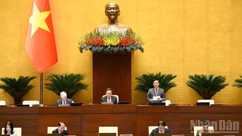 Phó Chủ tịch Quốc hội Nguyễn Khắc Định điều hành nội dung phiên thảo luận của Quốc hội, sáng 12/11/2025. (Ảnh: DUY LINH)