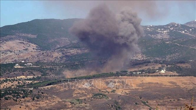 Khói bốc lên sau vụ không kích của Israel ở ngoại ô Nabatieh, miền Nam Liban ngày 30/10/2025. (Ảnh: THX/TTXVN)