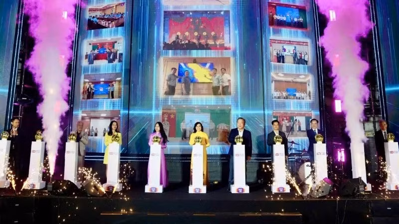 Các đại biểu thực hiện nghi thức khai mạc Ngày mua sắm trực tuyến Việt Nam - Online Friday 2025.