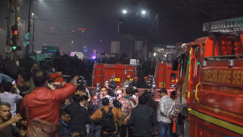 Hiện trường vụ nổ xe gần Pháo đài đỏ ở New Delhi, Ấn Độ, ngày 10/11/2025. (Ảnh: Xinhua)