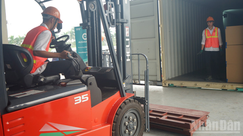 Sinh viên ngành logistics Trường Cao đẳng Hàng hải và Đường thủy 1 trong giờ thực hành mô phỏng. (Ảnh: TRUNG HƯNG)