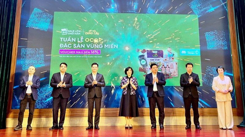 Các đại biểu thực hiện nghi thức khởi động Tuần lễ Thương hiệu Việt trên môi trường số. (Ảnh: BCT)