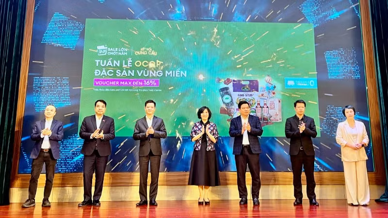 Các đại biểu thực hiện nghi thức khởi động Tuần lễ Thương hiệu Việt trên môi trường số. (Ảnh: BCT)