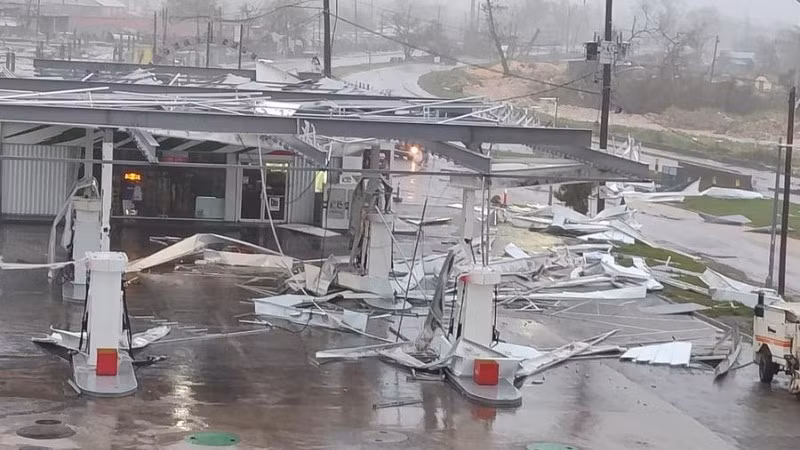 Một trạm xăng bị hư hại do ảnh hưởng bão Melissa ở Montego Bay, Jamaica, ngày 28/10/2025. (Ảnh: Jamaica Observer/Tân Hoa xã)