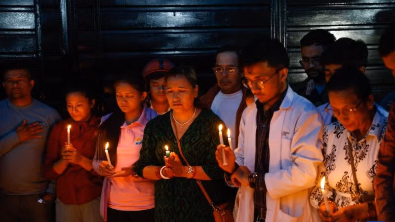 Người dân tham dự buổi thắp nến cầu nguyện cho các nạn nhân trong các cuộc biểu tình những ngày trước đó tại Kathmandu, Nepal, ngày 11/9/2025. (Ảnh: Xinhua)