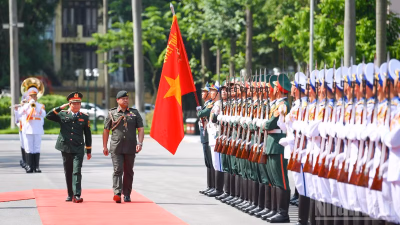Đại tướng Nguyễn Tân Cương chủ trì lễ đón chính thức Tư lệnh Quân đội Hoàng gia Brunei Dato Paduka Seri Haji Muhammad Haszaimi Bin Bol Hassan. (Ảnh: THẾ ĐẠI)