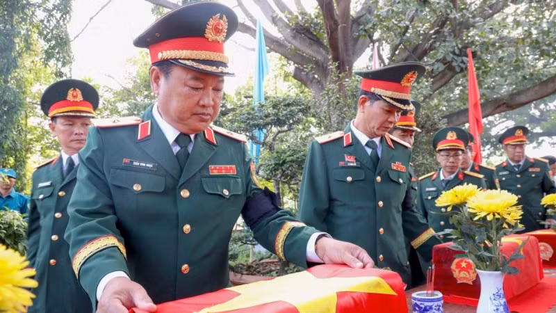 Thủ trưởng Quân khu 7 tham gia lễ viếng, truy điệu, an táng liệt sĩ tại tỉnh Tây Ninh. 