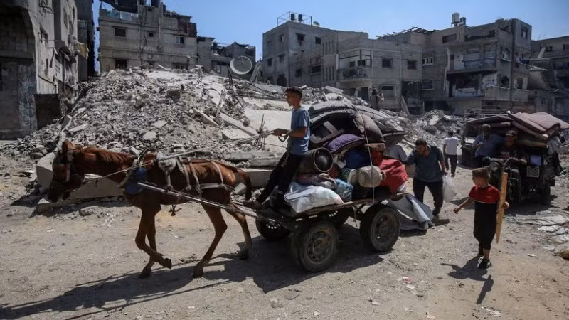 Người dân sơ tán tránh xung đột tại Gaza. (Ảnh: THX/TTXVN)