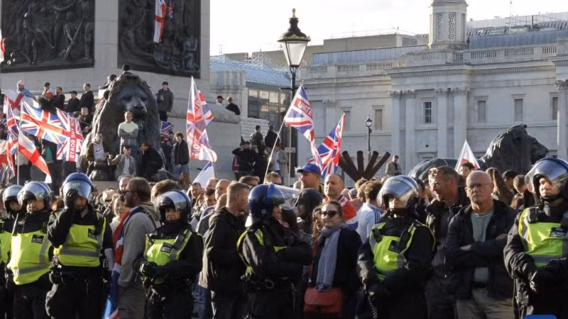 Cảnh sát kiểm soát khu vực chung quanh đám đông biểu tình tại London, Anh, ngày 13/9/2025. (Ảnh: Xinhua)