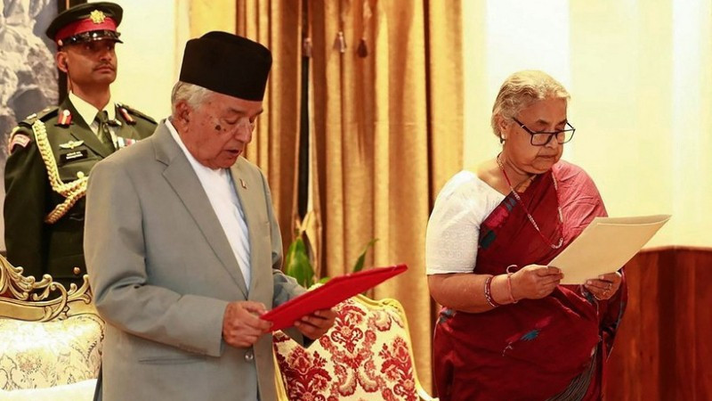 Tân Thủ tướng lâm thời Nepal Sushila Karki (phải) tuyên thệ nhậm chức sau khi được Tổng thống Ram Chandra Paudel (trái, phía trước) bổ nhiệm, tại Kathmandu, ngày 12/9/2025. (Ảnh: THX/TTXVN)