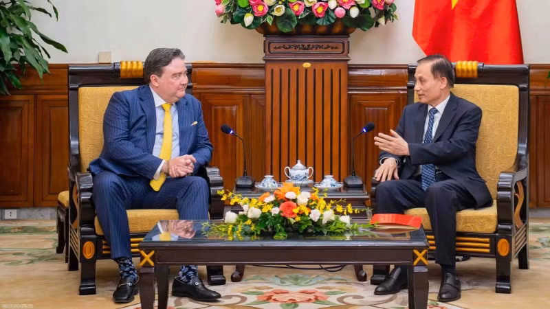 Quyền Bộ trưởng Ngoại giao Lê Hoài Trung tiếp Đại sứ Hoa Kỳ Marc Knapper. (Ảnh: Báo Thế giới và Việt Nam)