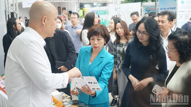 Doanh nghiệp Việt Nam giới thiệu các sản phẩm có tiềm năng xuất khẩu qua thương mại điện tử xuyên biên giới với đại biểu, khách mời. (Ảnh: TRUNG HƯNG)