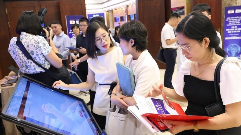 Đại biểu tại một diễn đàn trải nghiệm về chuyển đổi số. (Ảnh: TTXVN phát)