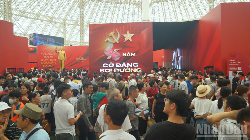 Người dân chen kín trong gian trưng bày “95 năm Cờ Đảng soi đường”.