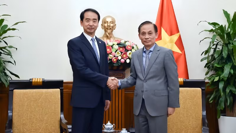Bí thư Trung ương Đảng, Quyền Bộ trưởng Ngoại giao Lê Hoài Trung tiếp Đại sứ Trung Quốc tại Việt Nam Hà Vĩ. (Ảnh: Báo Thế giới và Việt Nam)