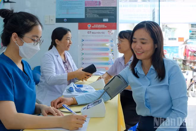 Tại 168 điểm là các trạm y tế phường, xã, đặc khu trên địa bàn thành phố cũng đồng loạt triển khai khám sức khỏe, tầm soát miễn phí cho người dân.