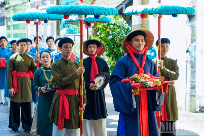 Nghi thức “Thượng đăng bái đường”, thể hiện lòng tri ân tổ tiên và mong ước đôi trẻ gắn bó bền chặt, có cuộc sống hôn nhân hạnh phúc.