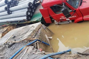 Hiện trường khu vực xảy ra sự cố vỡ đường ống cấp nước sạch ở chân cầu vượt Phú Thụy.