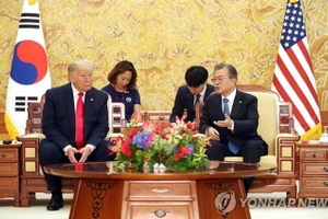 Tổng thống Moon Jae-in (bên phải) và Tổng thống Donald Trump tại Văn phòng Tổng thống Hàn Quốc ngày 30-6. (Ảnh: Yonhap)