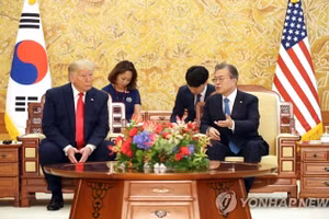 Tổng thống Moon Jae-in (bên phải) và Tổng thống Donald Trump tại Văn phòng Tổng thống Hàn Quốc ngày 30-6. (Ảnh: Yonhap)