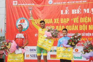 Ban Tổ chức trao giải chung cuộc cho các tay đua