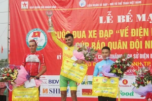 Ban Tổ chức trao giải chung cuộc cho các tay đua