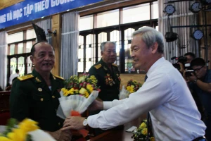 Đồng chí Nguyễn Phú Cường tặng quà các cựu chiến binh từng chiến đấu bảo vệ biên giới Tây Nam.