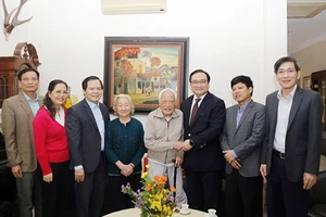 Bí thư Thành ủy Hoàng Trung Hải thăm và chúc sức khỏe đồng chí Nguyễn Văn Trân. (Ảnh: DUY LINH)