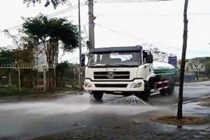 Rất nhiều ý kiến cho rằng nên khôi phục hạng mục rửa đường để giảm ô nhiễm bụi. 