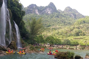 Chèo kayak trên sông Quây Sơn