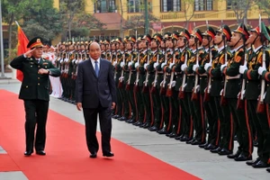 Thủ tướng Nguyễn Xuân Phúc thăm, làm việc với Binh chủng Tăng thiết giáp.