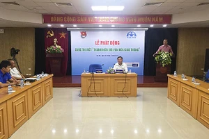 Các đồng chí Nguyễn Phi Long (áo trắng) và Khuất Việt Hùng (áo tối màu) tại Lễ phát động Cuộc thi.