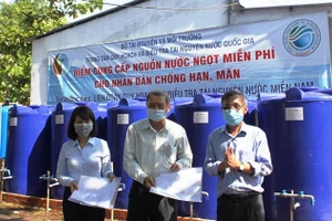 Đại diện chính quyền địa phương nhận bàn giao điểm cấp nước ngọt miễn phí.