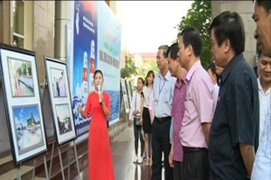 Thuyết minh viên giới thiệu tư liệu hình ảnh về Hoàng Sa, Trường Sa tới các tầng lớp nhân dân.