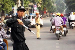 Các lực lượng chức năng điều hành giao thông, chống ùn tắc tại các nút giao thông trong giờ cao điểm. (Ảnh: ĐĂNG ANH)