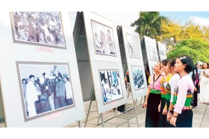 Ban Tuyên giáo Tỉnh ủy Thanh Hóa tổ chức trưng bày chuyên đề: “Bác Hồ với Thanh Hóa - Thanh Hóa 50 năm thực hiện Di chúc của Chủ tịch Hồ Chí Minh”. Ảnh | ĐÌNH HUÊ