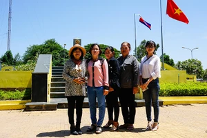 Các chị thuộc nhóm phụ nữ tự quản vùng biên bên cột mốc biên giới.