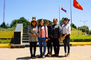 Các chị thuộc nhóm phụ nữ tự quản vùng biên bên cột mốc biên giới.