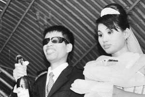 Ðôi uyên ương Ðỗ Ðức Thuận - Nguyễn Thanh Thảo rạng rỡ trong ngày cưới.