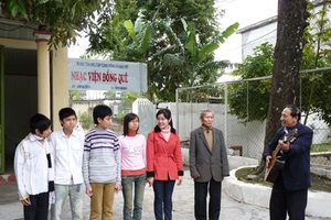 Thầy và trò cùng hát cho nhau nghe.