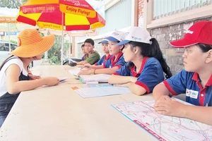 Tại nhà ga, bến xe, đường phố, cổng trường... luôn có lực lượng áo xanh tình nguyện túc trực để đưa đón thí sinh đến địa điểm thi, tìm nhà trọ giá rẻ, tư vấn kinh nghiệm... hoàn toàn miễn phí.