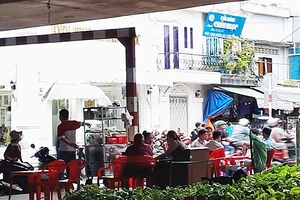Hàng quán tụ họp, buôn bán là hình ảnh thường thấy dưới chân cầu vượt.