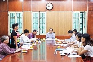 Lãnh đạo HĐND thành phố tiếp công dân giải quyết khiếu nại, tố cáo. Ảnh: HỒNG NHUNG